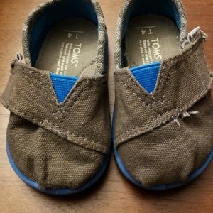 Tom's velcro slip ons